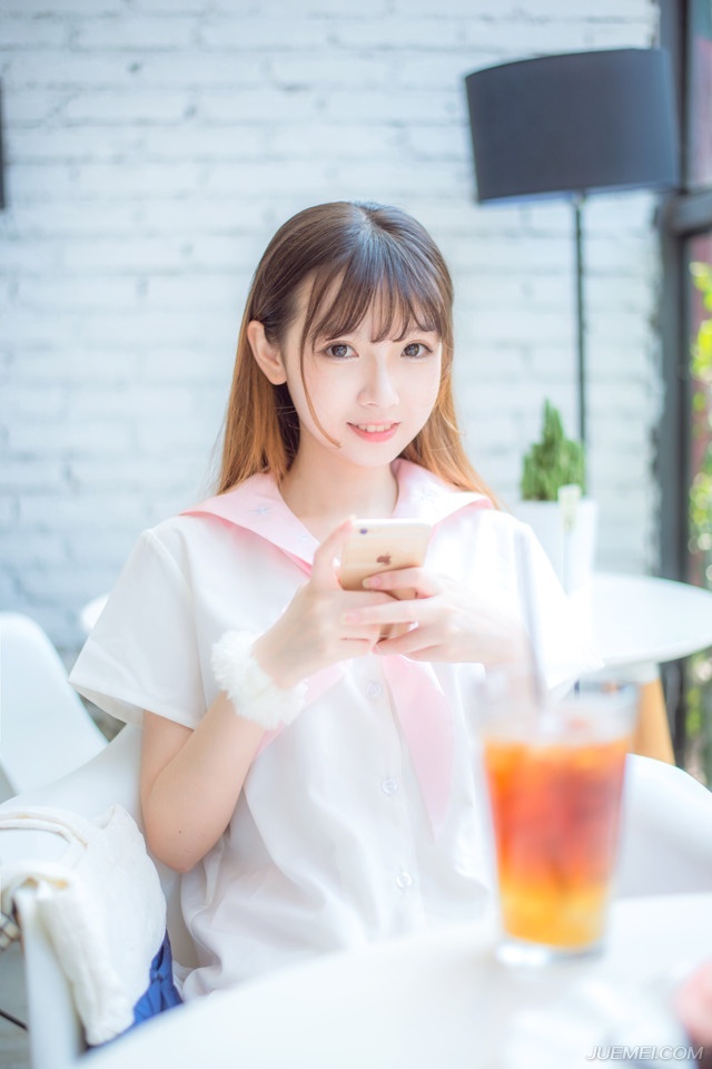 “刘璝是被算计的，这点没错，但他本人不知道，换做是你，若主公淫辱了你的妻子，你会怎样？”庞统没好气的翻了翻白眼道。